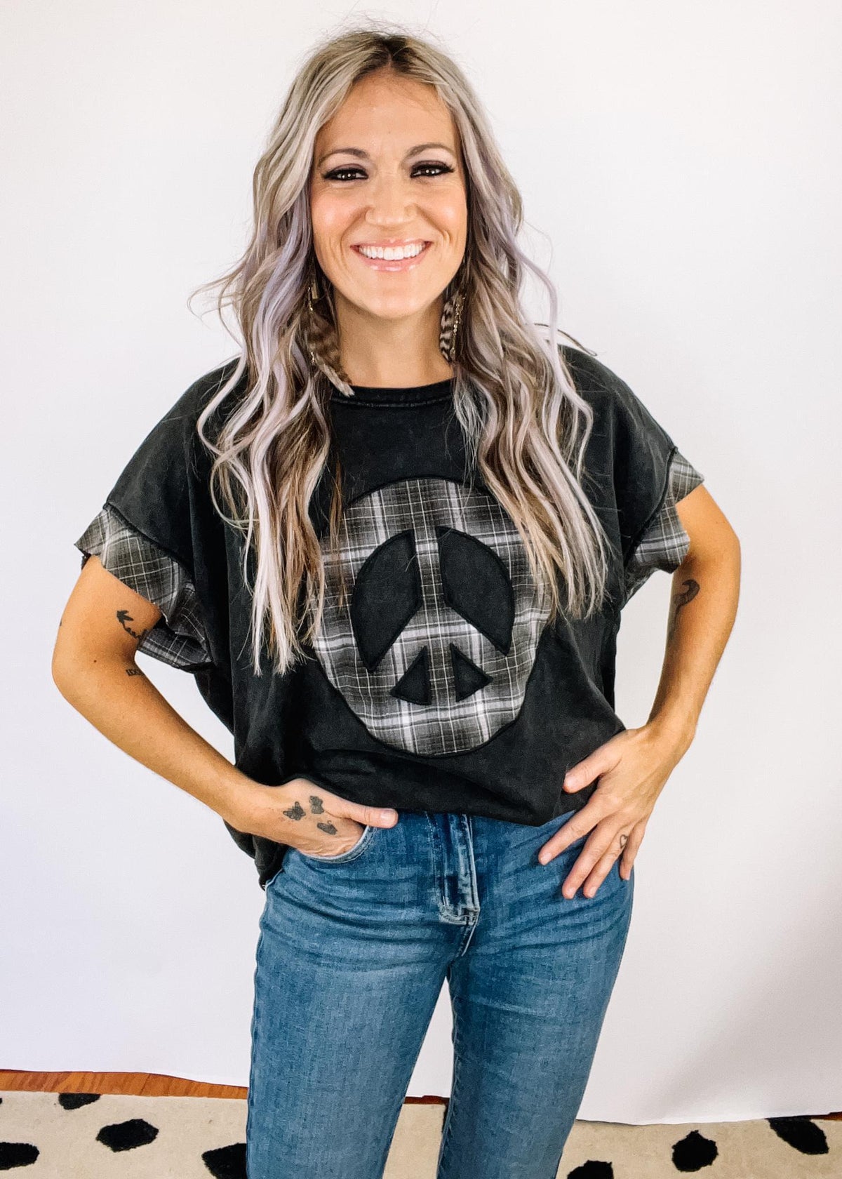 Mineral Washed Top with Plaid Peace Sign